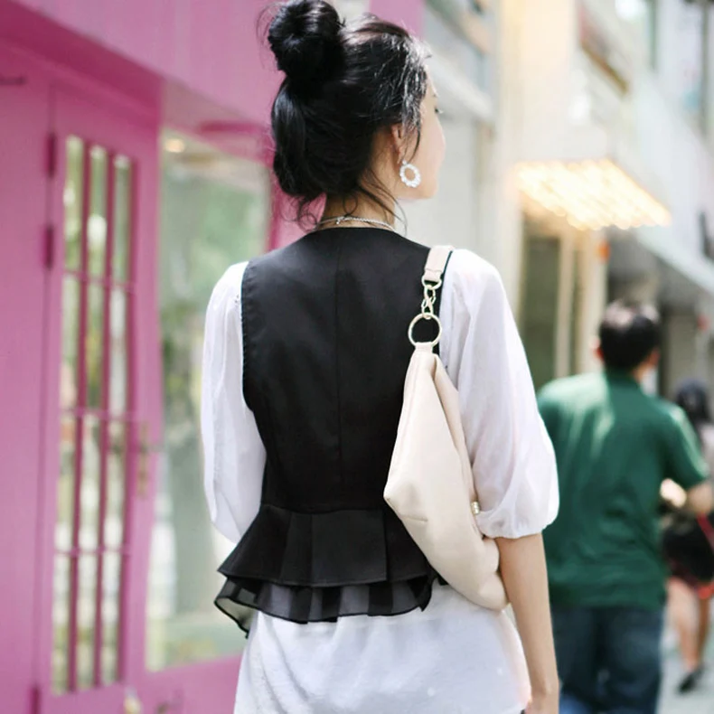 Женский жилет без рукавов LZ702 черный короткий с шифоновой кромкой и одной кнопкой