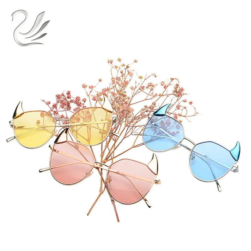 Uanloe милый озорной Стиль Солнцезащитные очки для женщин Для Мода демон рога