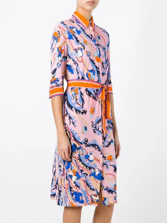 Элегантное трикотажное эластичное платье с отложным воротником и высокой талией