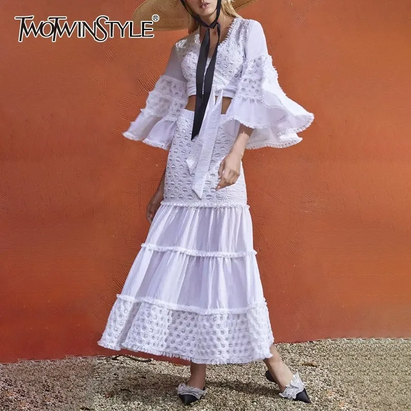 Женский костюм TWOTWINSTYLE с кисточками бандажный топ треугольным вырезом и высокой