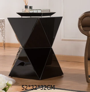 Зеркальный угол дивана с несколькими стеклянными краями несколько простых