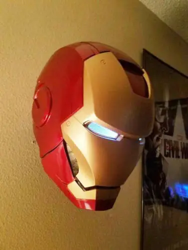 Стойка вешалка для шлема настенная коллекции Железного человека/солдат