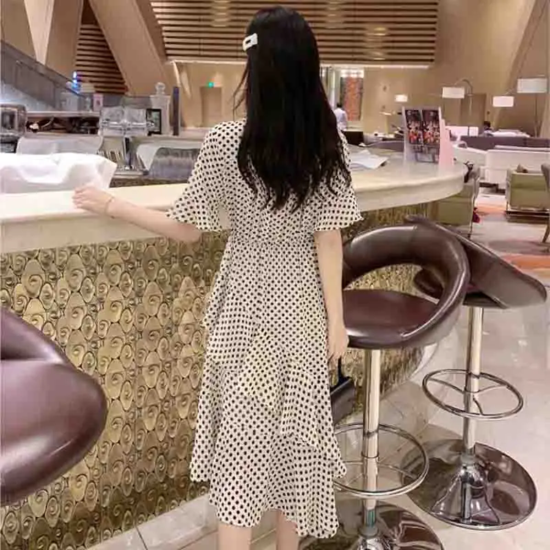 Шифоновое платье в горошек с поясом на резинке и расклешенными рукавами|Женские