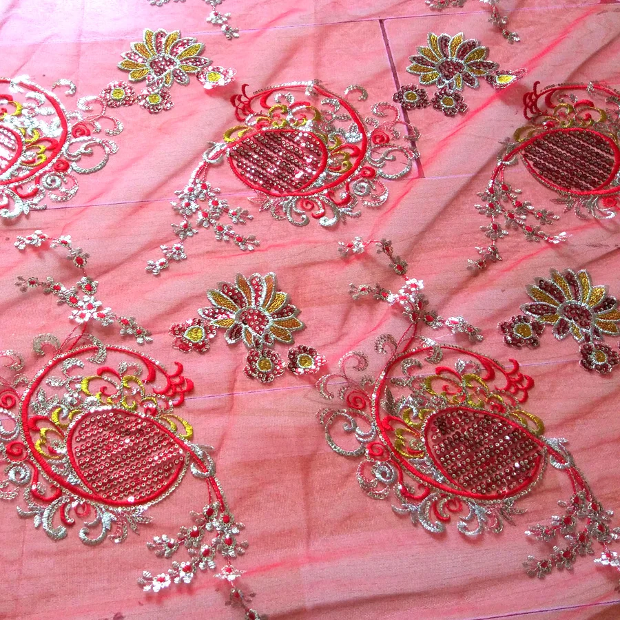 Сложные красные красочные вышитые бусины лист на красных золотых мигающих