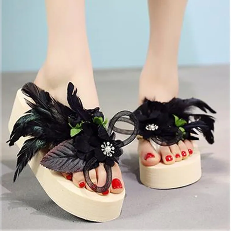 COSMAGIC/модные вьетнамки на танкетке с цветами и перьями женские шлепанцы платформе