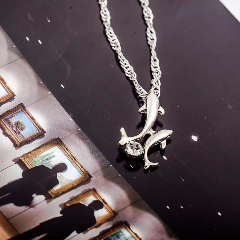 Посеребренное двойное ожерелье с дельфинами Стразы короткая цепочка