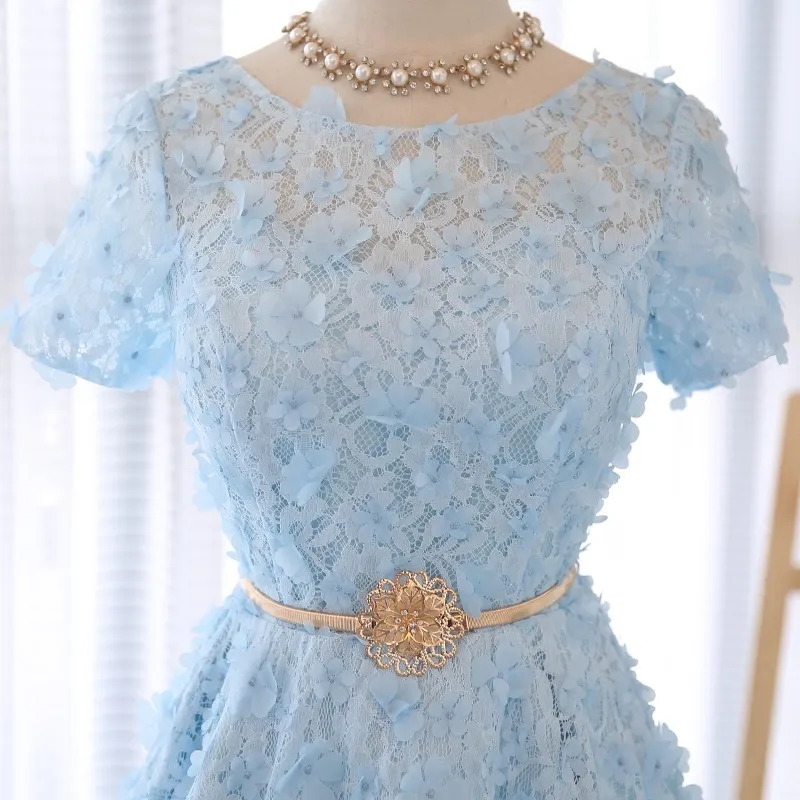 Бальное платье с круглым вырезом и коротким рукавом светло голубое кружевное