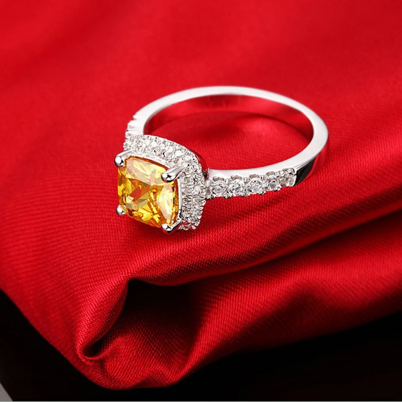 Кольцо обручальное женское из серебра 100% пробы с желтым фианитом 3 карата |