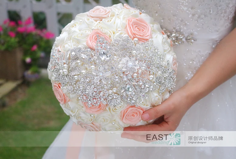 Цвета слоновой кости и Коралловая лента розы свадебная брошь букет невесты