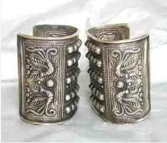 

A PAIR Handcrafted Superb Jewelry flower carved phoenix tibetan miao bracelet Bangle height 9.2cm Internal diameter can adjusted