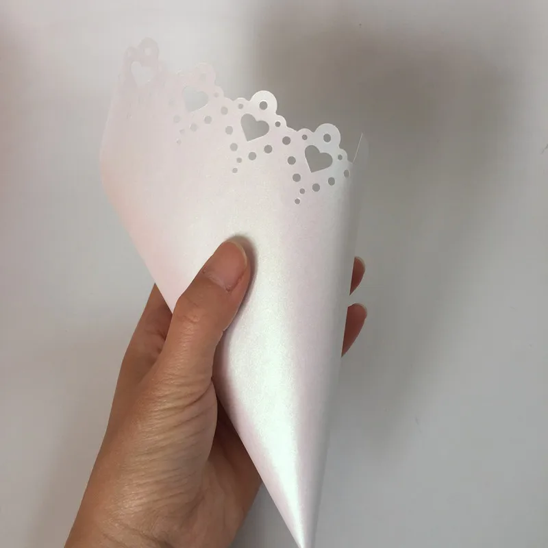 Свадебный свет слоновой кости конфетти конус зернистая бумага гость украшение