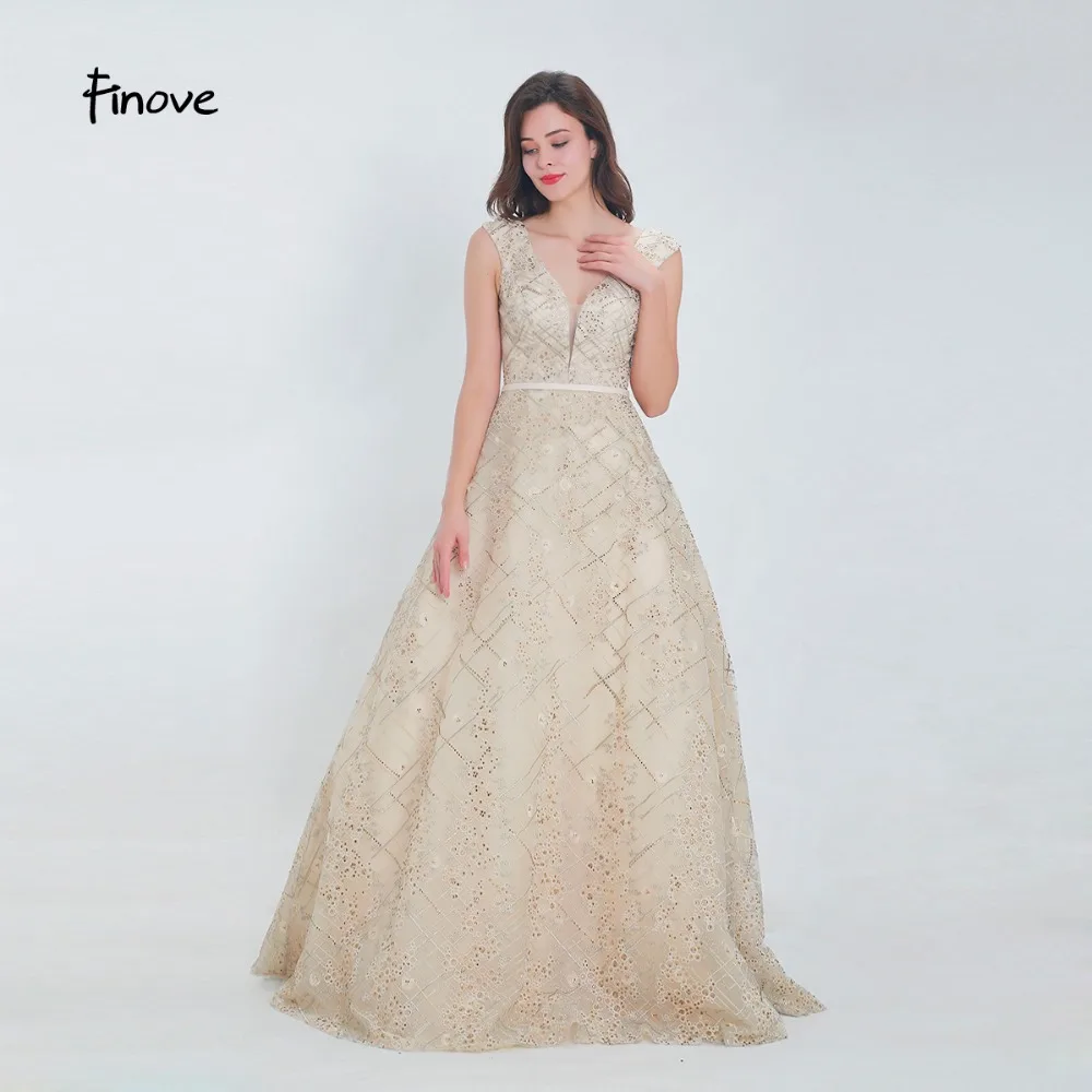 Женское длинное платье Finove вечернее с треугольным вырезом и вышивкой из бусин