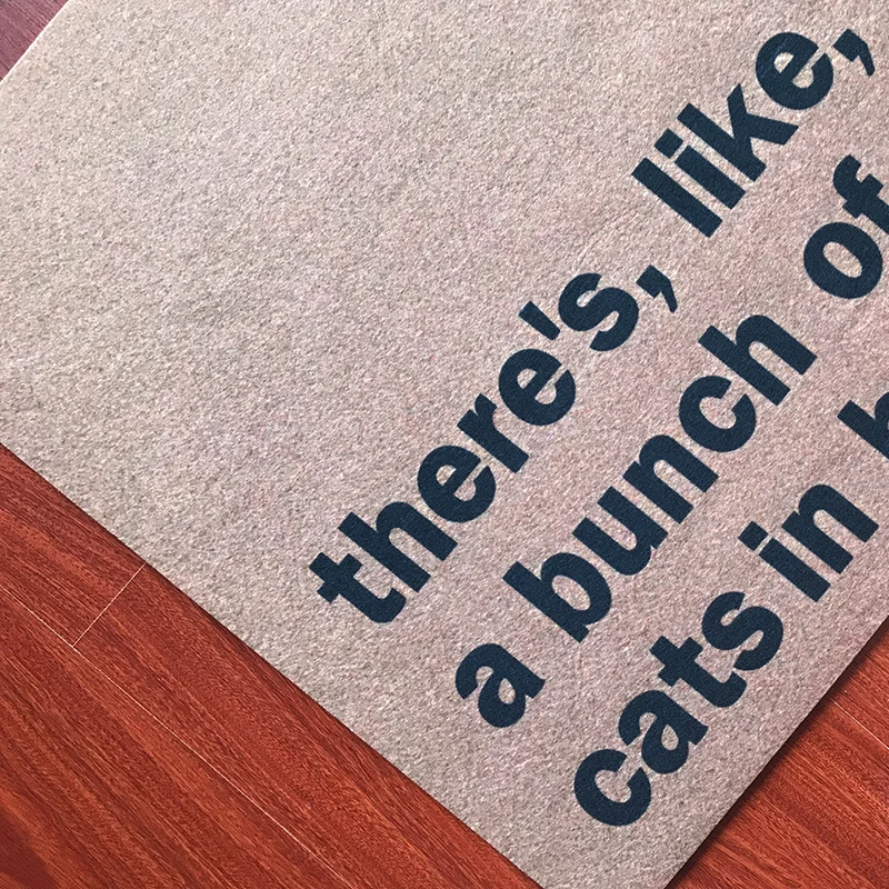 Забавный дверной коврик типа кучка кошек здесь для наружного помещения