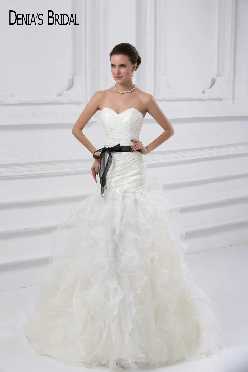 Кружевное свадебное платье с юбкой-годе без бретелек поясом и аппликацией