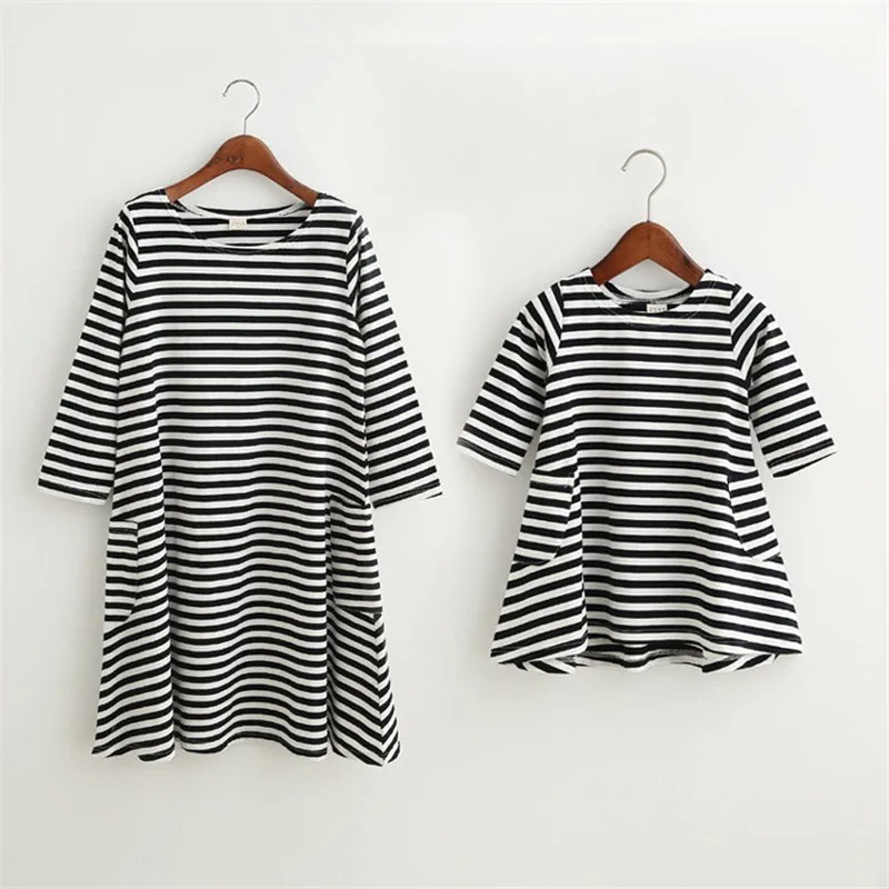 Family Matching Outfits 2018 Autumn mother and daughter dress Loose Black white stripes family look clothing | Мать и ребенок