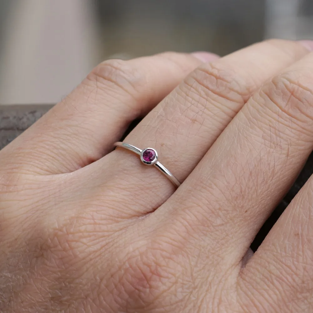 Wellmade Твердые 925 пробы серебро & 3 мм с натуральным гранатом стекируемые