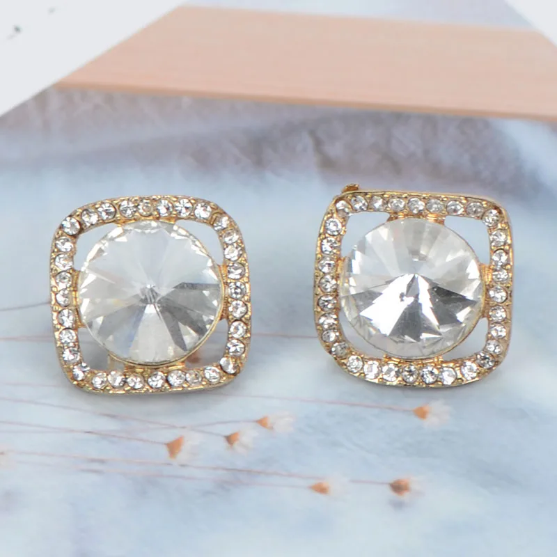 Модные классические квадратные серьги-гвоздики из спутника для женщин |