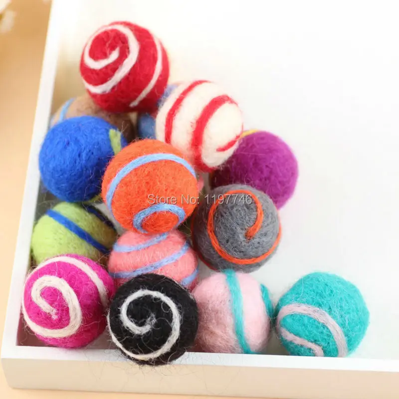 Fashion Big Christmas Decor Wool Felt Ball Colorful Striped Felt Balls Wool Pom Pom Gumball Craft Decoration DIY 2019 10pcs