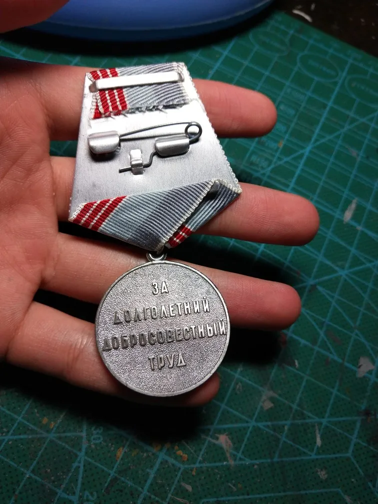 Советская медаль, медальон, медное покрытие, серебро, металлические значки, листья дуба, вечерние, эмблема, СССР, брошь, булавка, старая с белой коробкой