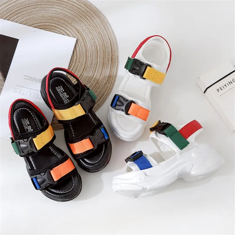 2019 г. новые модные цветные женские сандалии на платформе летние пляжные с пряжкой