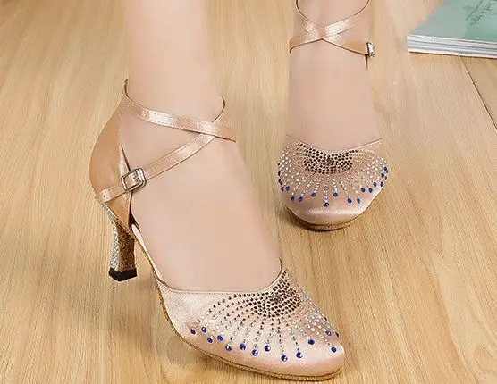 Дешевые новые женские танцевальные туфли из телесного атласа со стразами для