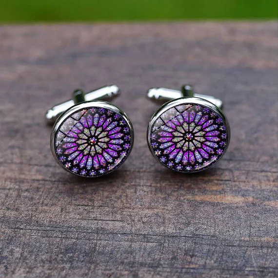 Красивые запонки из витражного стекла с розами для фотосъемки собора Нотр-Дам де