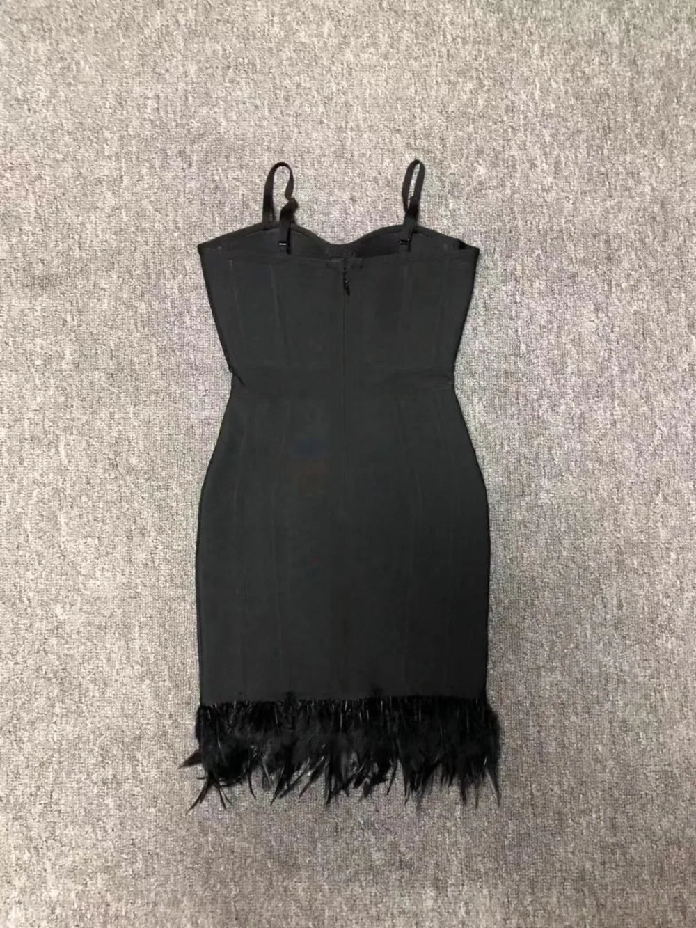 Черное Бандажное платье с перьями и треугольным вырезом на лето 2019 - купить по