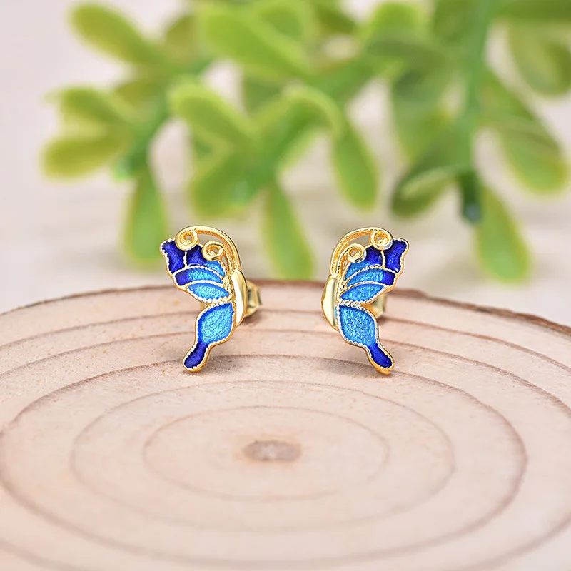 Простые серьги-гвоздики в виде бабочек золотого и серебряного цвета с эмалью