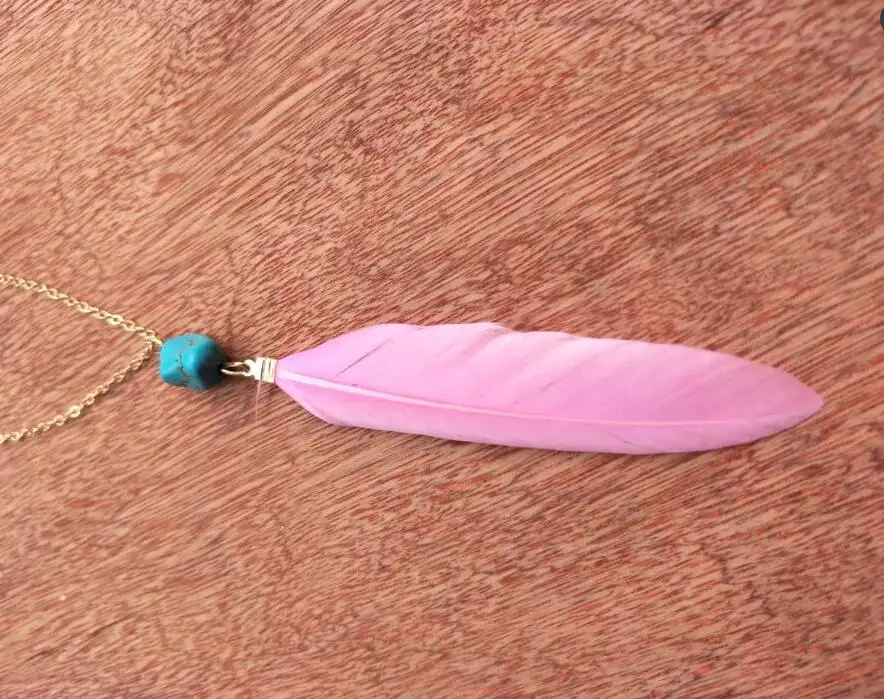 Ожерелье с подвеской в виде перьев и зеленых камней размеры до XL | Украшения