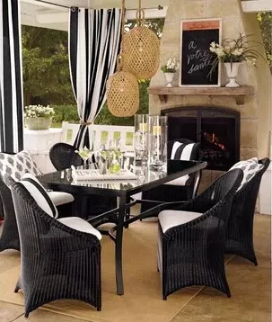 Плотные черно белые вертикальные полосатые занавески в современном стиле для