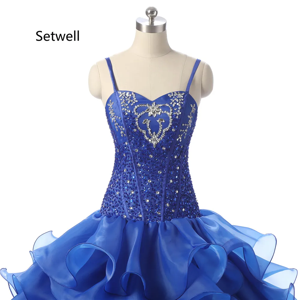 Женское платье с блестками и бисером на тонких бретельках открытой спиной |