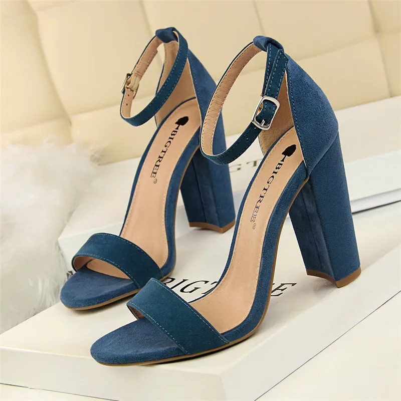 Женские босоножки из флока на высоком каблуке квадратном с пряжкой и ремешком