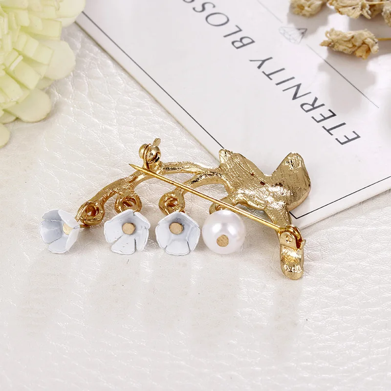 Linnor Lucky Fresh Lily of the Valley броши булавки эмаль цветок с зеленым листком сплав золота