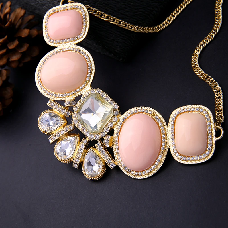 Очаровательное платье сочетающееся с ювелирными изделиями розовое зеленое