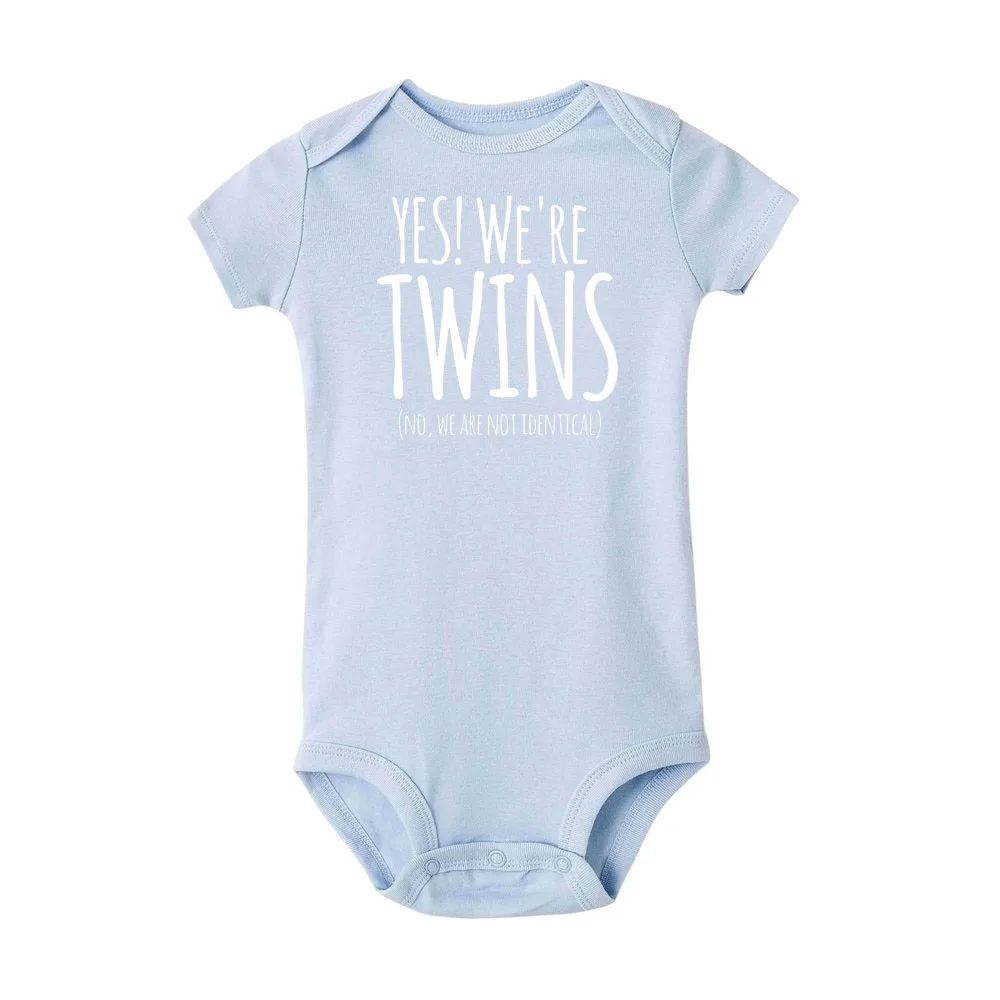 Yes We Are Twins Newborn Twins буква принт комбинезон одежда для маленьких мальчиков и девочек белый игровой костюм с коротким рукавом детский комбинезон - Цвет: R980-SRPLB-