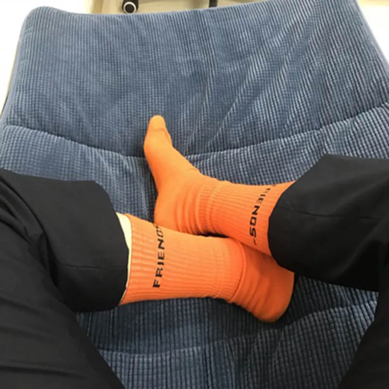 Maylooks Tide V word black orange high street hip hop tide FRIENDS letter tube socks W61