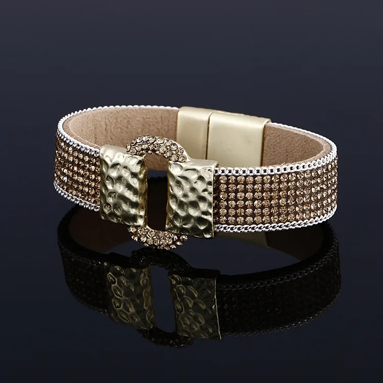 Женский бархатный браслет со стразами на магнитной застежке с бархатной