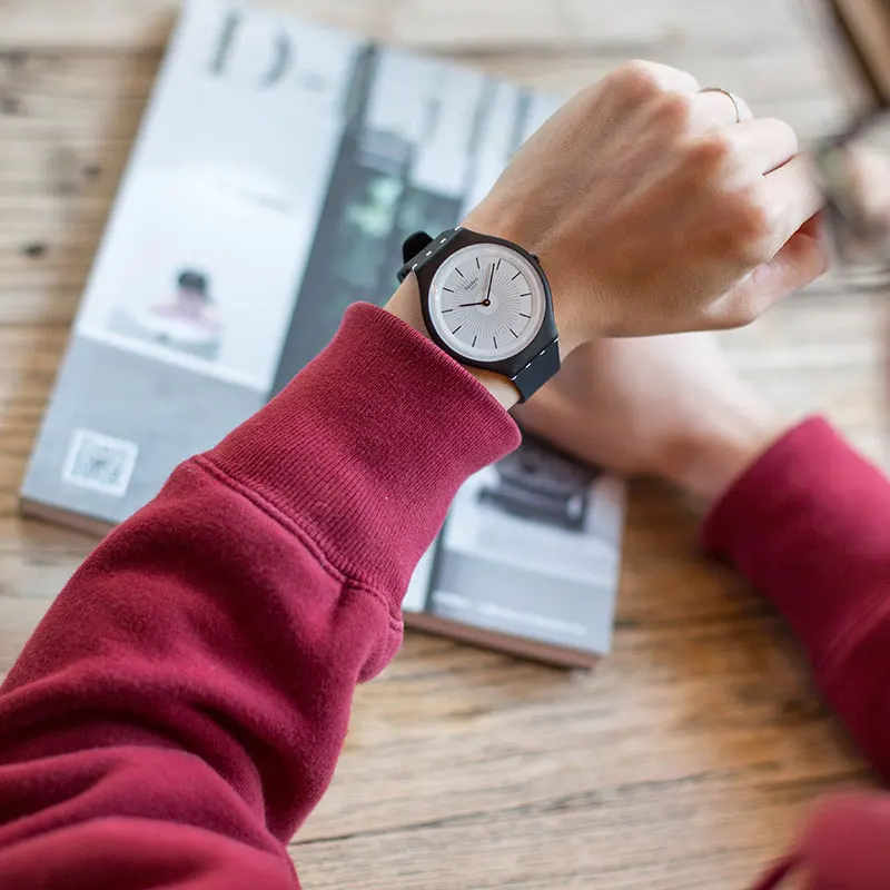 Swatch Серия кожи Стильные черные кварцевые часы для мужчин и женщин SVUB100|Кварцевые