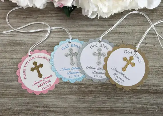 Проходят таможню для крещения и причастия коробки подарка на празднование в
