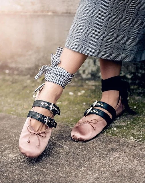 Женские балетки на плоской подошве с перекрестными ремешками и лентами