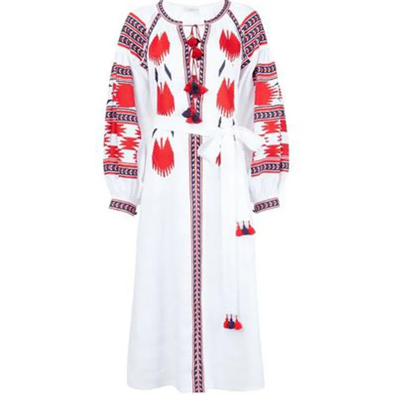 Женское платье в стиле бохо длинное с вышивкой треугольным вырезом и