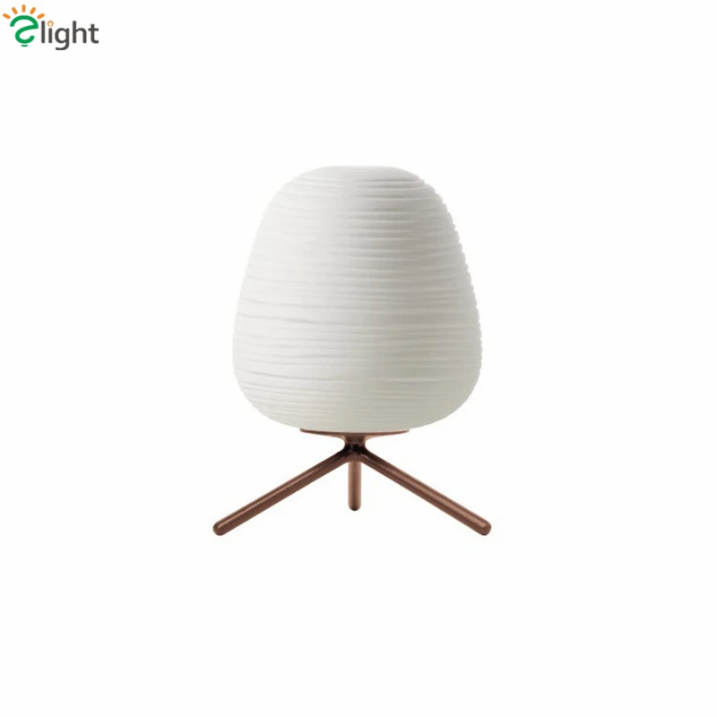 Светодиодная настольная лампа в стиле пост модерн матовое стекло на спирали