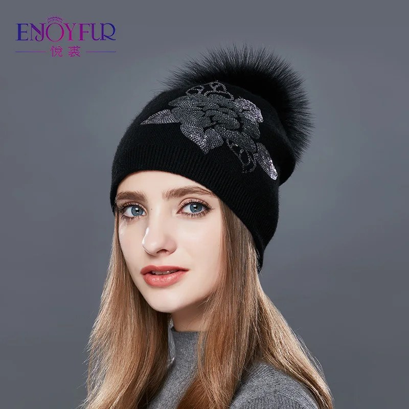 Enjoyfur зима Шапки для Для женщин енота Мех Pom Hat цветок Вышивка двойной Слои вязаный