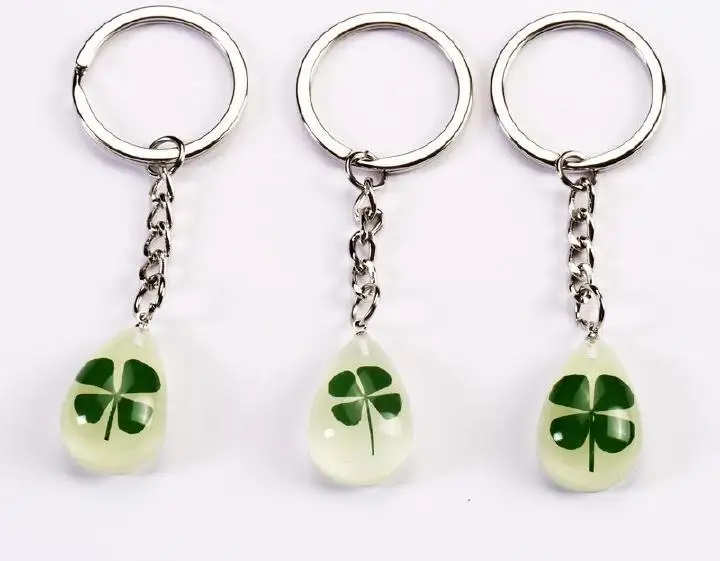 30 шт. Модный реальный уникальный четырехлистного клевера светящийся брелок для