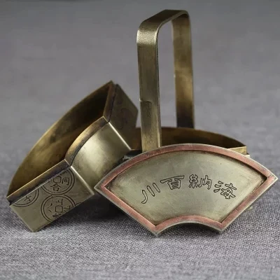 

Miscellaneous collection gifts decorated with all kinds of fan-shaped hand-held pots.