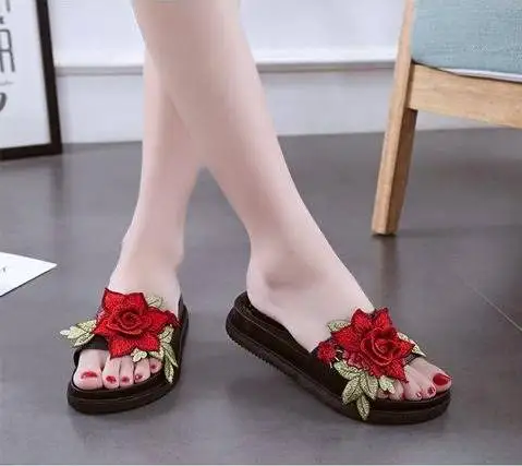 Сандалии женские на танкетке шлепанцы с цветами летняя стильная обувь сланцы m033