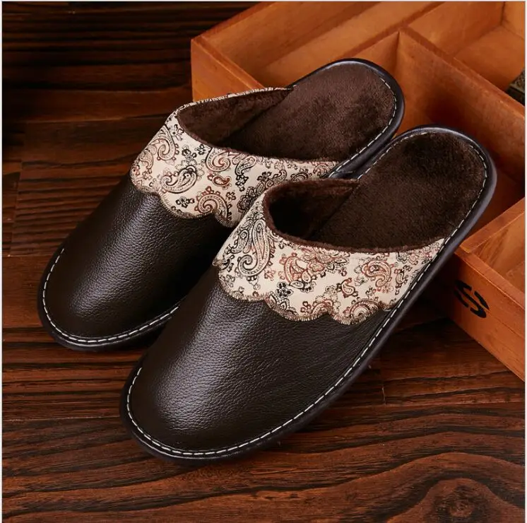 men dark brown Зимние теплые плюшевые тапочки из натуральной кожи; домашние тапочки для мужчин и женщин; домашние тапочки для влюбленных; нескользящая домашняя обувь на толстой подошве - Цвет: men dark brown
