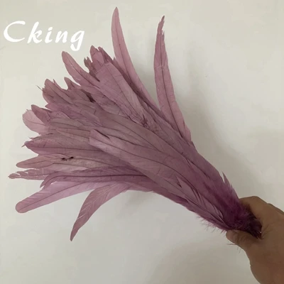 light purple 100 шт 25-30 см натуральные окрашенные темно-синие петушиные хвосты перья куриное перо шлейф для рукоделия/платье/украшение для карнавальной вечеринки - Цвет: light purple