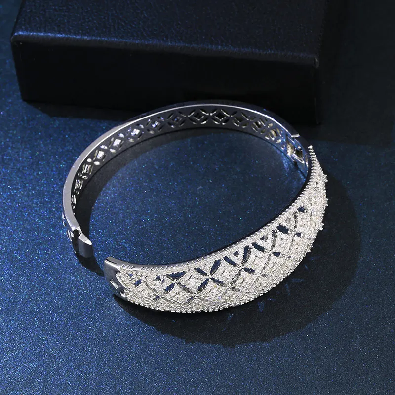 Женский широкий браслет серебристого цвета OCESRIO роскошный из белого золота с