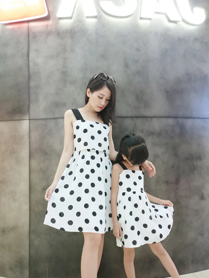 Летняя одежда 2019 семейный образ шифоновые платья в горошек для мамы и дочки